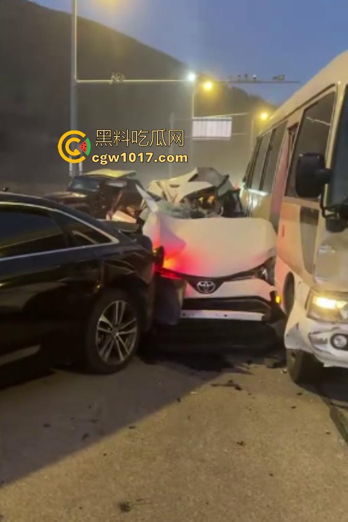 11月20日河北张家口崇礼区重型吊车失控连撞多车，滑雪季雪路结冰使多人受伤，现场就如灾难片！-2