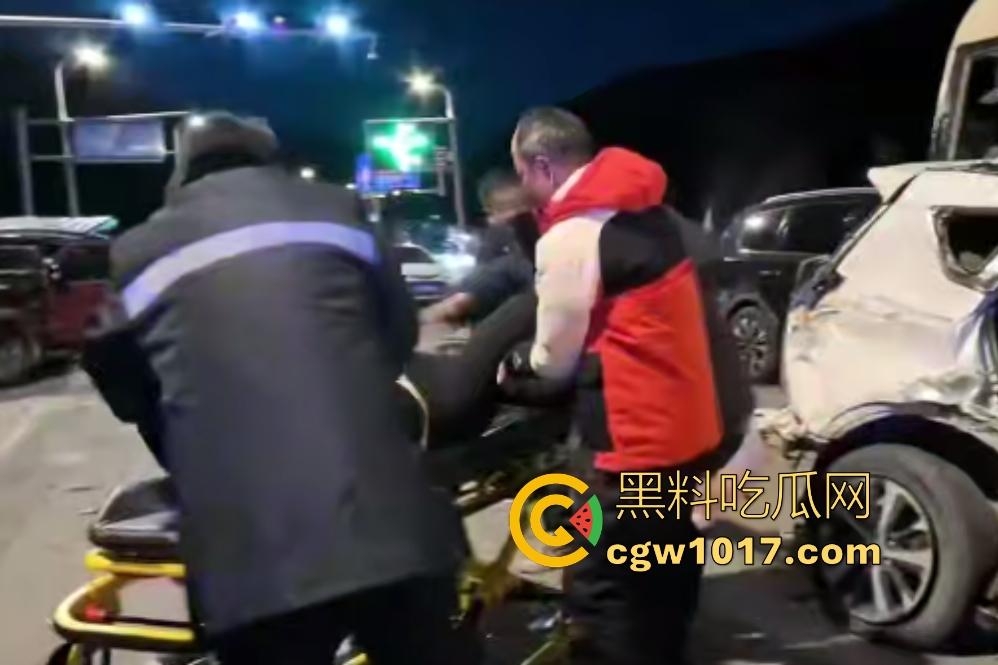 11月20日河北张家口崇礼区重型吊车失控连撞多车，滑雪季雪路结冰使多人受伤，现场就如灾难片！-8