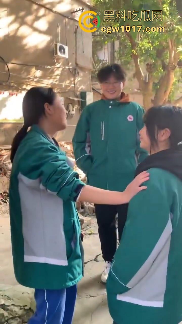 四川省南充市阆中中学女学生霸凌视频曝光，放学堵住不让走，边说道理边扇耳光，在学校就已经这么牛逼了是吧！-3