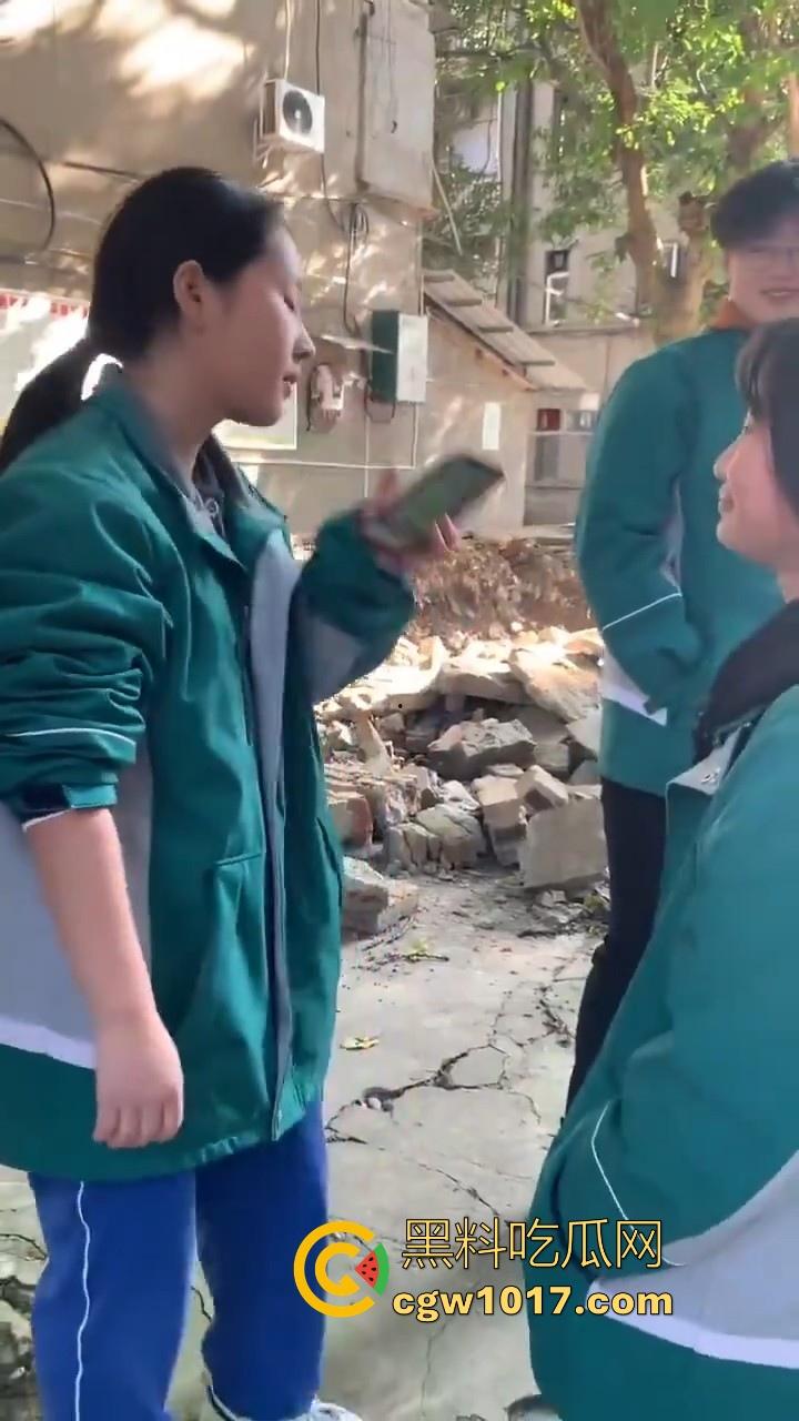 四川省南充市阆中中学女学生霸凌视频曝光，放学堵住不让走，边说道理边扇耳光，在学校就已经这么牛逼了是吧！-4