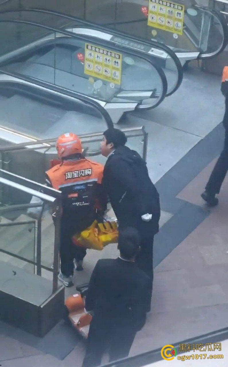 保安和外卖员商场爆发矛盾,真实上演君子动口不动手,互吐口水对峙互不退让,保安看他戴头盔就吐了就跑 !-5