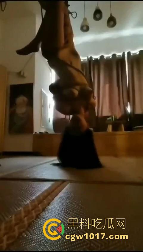 捆绑爱好者最新捆法!原称之为爸爸吊起来打,全身脱光倒立捆绑皮鞭伺候,还得是你们sm的大哥有创意啊!-7