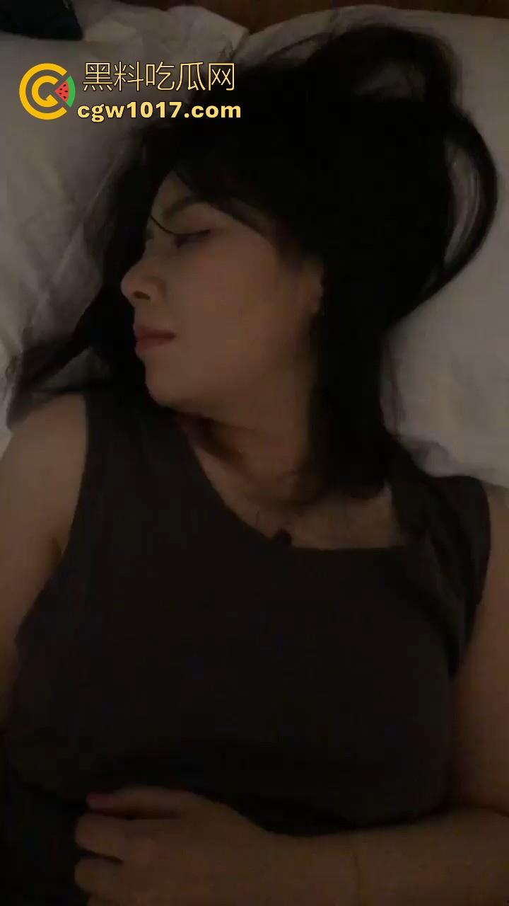 醉酒带回极品美女,一开始还抗拒插入,大鸡巴塞进去了瞬间老实,狂插到底淫水直流,怎么能这么骚啊!-4