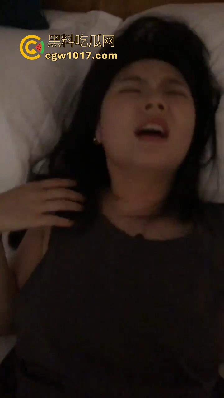 醉酒带回极品美女,一开始还抗拒插入,大鸡巴塞进去了瞬间老实,狂插到底淫水直流,怎么能这么骚啊!-6