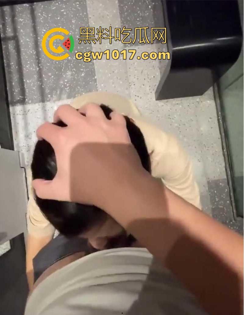 成都极品反差少妇【林文雯】万人骑乘公交车,大方炫耀爱被轮,全裸跪舔主人,简直是成都第一荡妇!-10