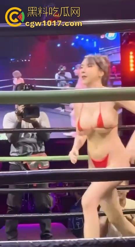 顶级拳击赛事推出,全新比基尼拳击大赛强势来袭!极品大奶女拳手互相厮杀,扯奶子掏逼都使上,啥时候到我上场打!-3