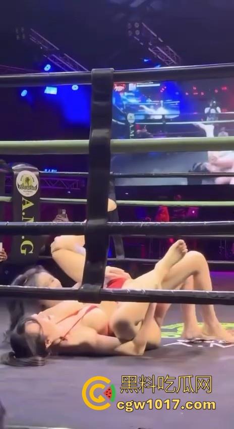 顶级拳击赛事推出,全新比基尼拳击大赛强势来袭!极品大奶女拳手互相厮杀,扯奶子掏逼都使上,啥时候到我上场打!-7