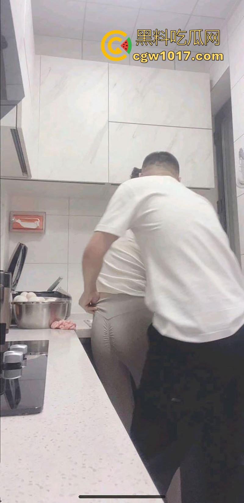在厨房强上美艳瑜伽裤嫂子,按在厨房灶台就从后面猛干,插得嫂子淫水哗哗流,内射内射彻底被操服了!-3