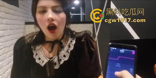 把跳蛋放在漂亮美眉的体内,随着震动频率的变化看她的脸蛋狰狞,档位越大越舒服,差点淫叫声都出来了!-7