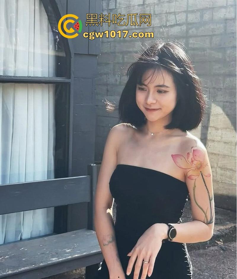 ins高颜值福利博主【ABBEY】最新福利视频曝光,高颜值健身少女露脸深情舔屌,后入猛干时雪白翘臀被撞得啪啪响!-2