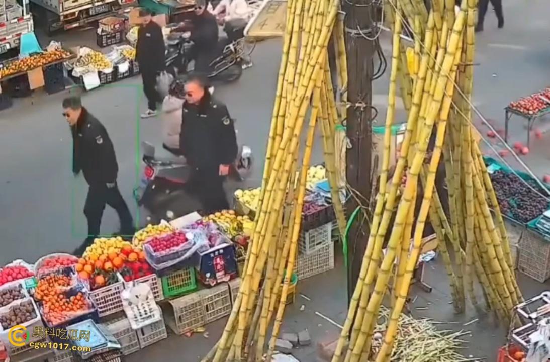 辽宁丹东城管暴力执法,多次提醒水果摊占用道路,直接掀翻小贩苦苦求饶,摊位瞬间空荡,这活该占道太解气了啊!-2