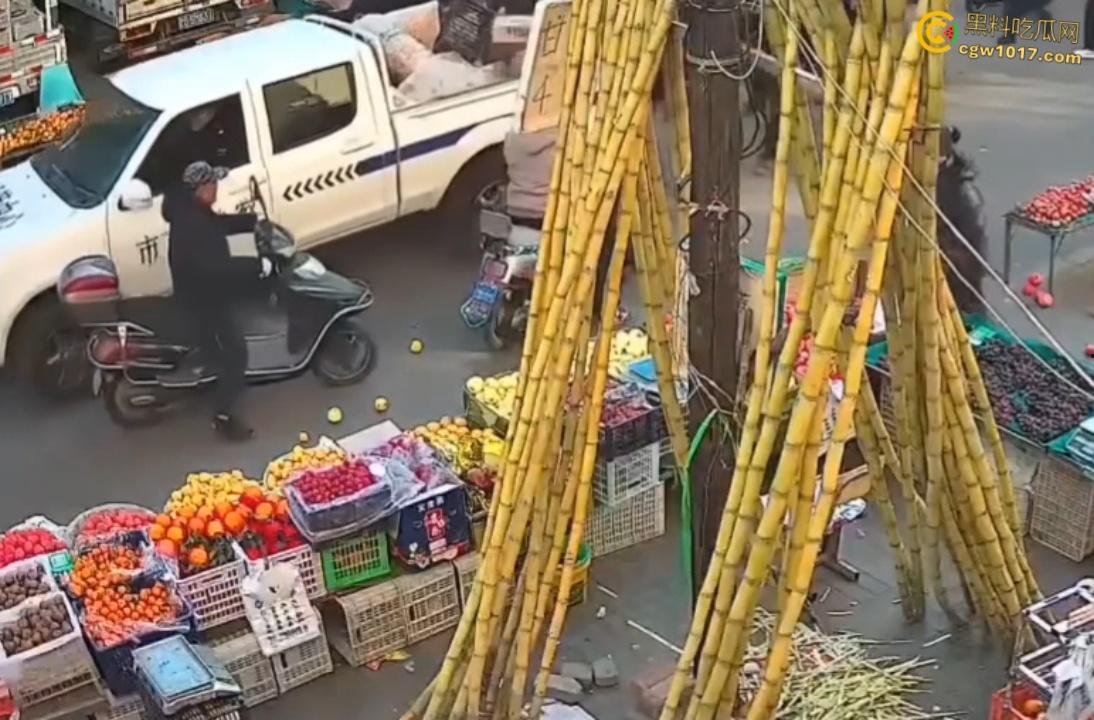 辽宁丹东城管暴力执法,多次提醒水果摊占用道路,直接掀翻小贩苦苦求饶,摊位瞬间空荡,这活该占道太解气了啊!-3