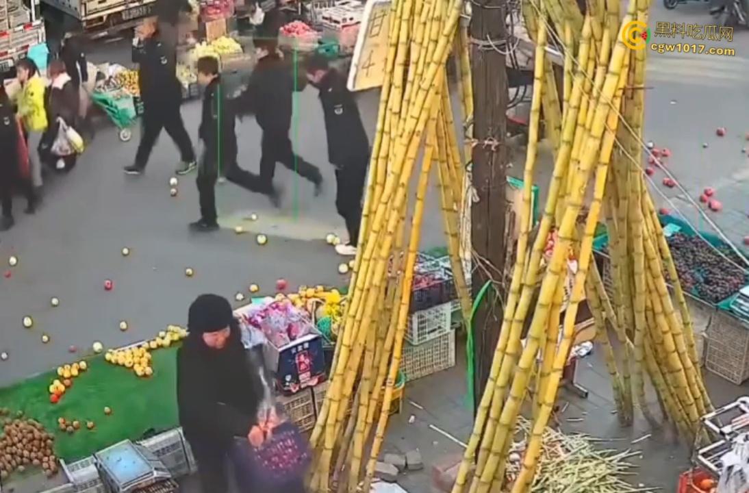 辽宁丹东城管暴力执法,多次提醒水果摊占用道路,直接掀翻小贩苦苦求饶,摊位瞬间空荡,这活该占道太解气了啊!-7