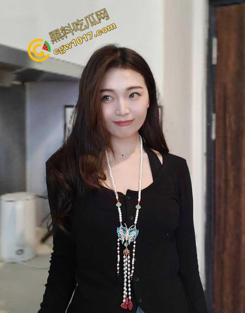 钦州骚妹【吴琪雪】乱伦丑闻炸翻全网:被亲爹无套内射,打胎后再度狂欢,前男友怒曝聊天记录毁三观!-2