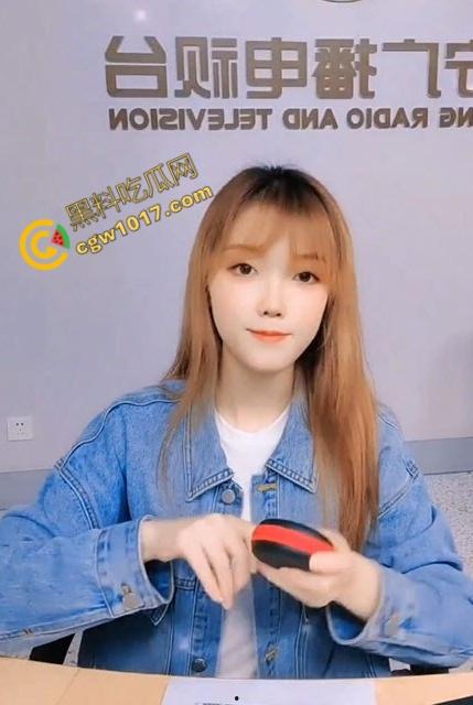 辽宁电台主播【晚晚】没穿内裤在麦前狂野!私密视频曝光,语音自慰,蝴蝶穴淫水横流,欲仙欲死!-7