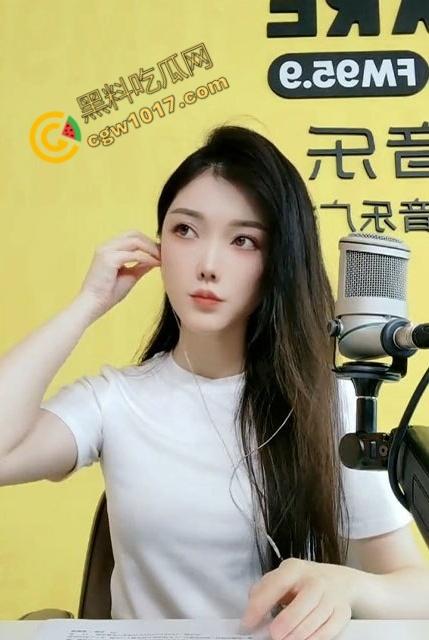 辽宁电台主播【晚晚】没穿内裤在麦前狂野!私密视频曝光,语音自慰,蝴蝶穴淫水横流,欲仙欲死!-8