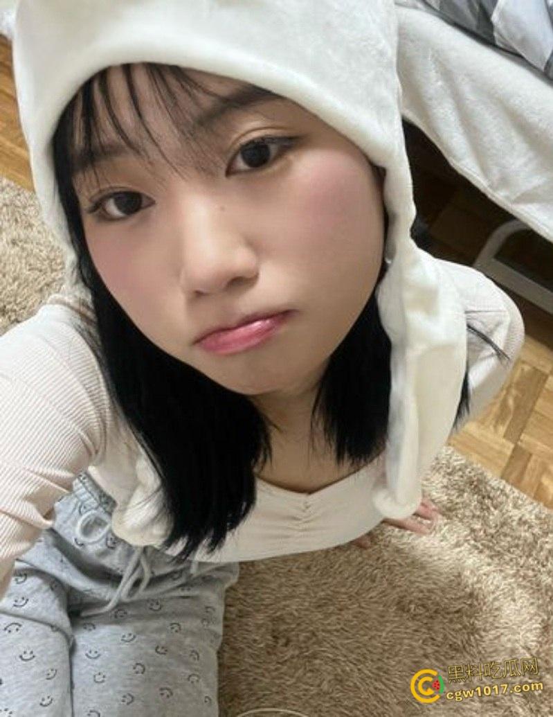 西安外国语大学【沈莉莉】,反差眼镜妹被男友调教日常,可爱女仆害羞捂脸,口爆颜射后还比耶自拍 !-3