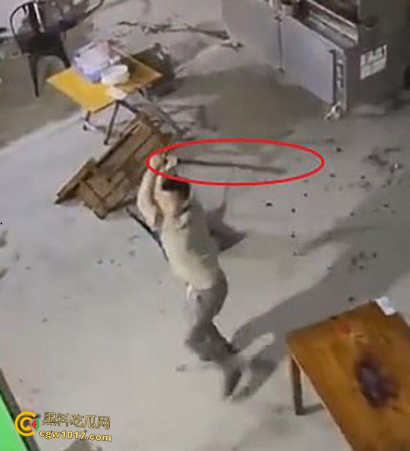 广东渔夫烧烤店发生乱斗火拼,一伙黑衣人手持砍刀见人就砍,烧烤店瞬间桌椅碎裂,楼上群众幸灾乐祸狂拍 !-2