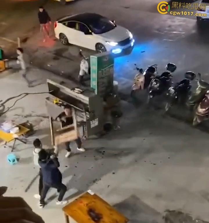 广东渔夫烧烤店发生乱斗火拼,一伙黑衣人手持砍刀见人就砍,烧烤店瞬间桌椅碎裂,楼上群众幸灾乐祸狂拍 !-3