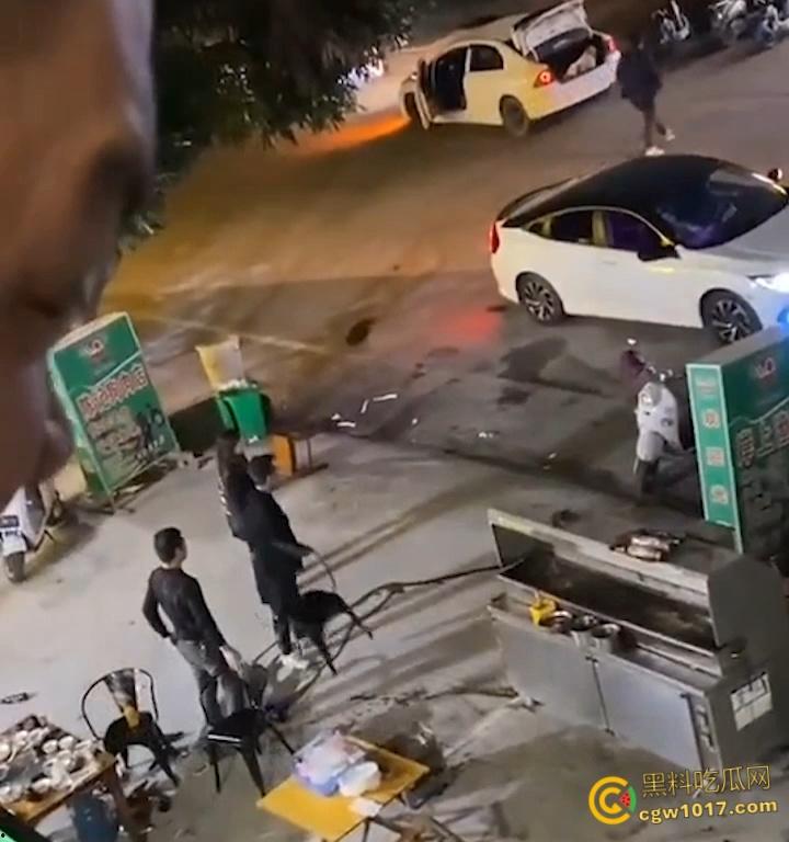 广东渔夫烧烤店发生乱斗火拼,一伙黑衣人手持砍刀见人就砍,烧烤店瞬间桌椅碎裂,楼上群众幸灾乐祸狂拍 !-4