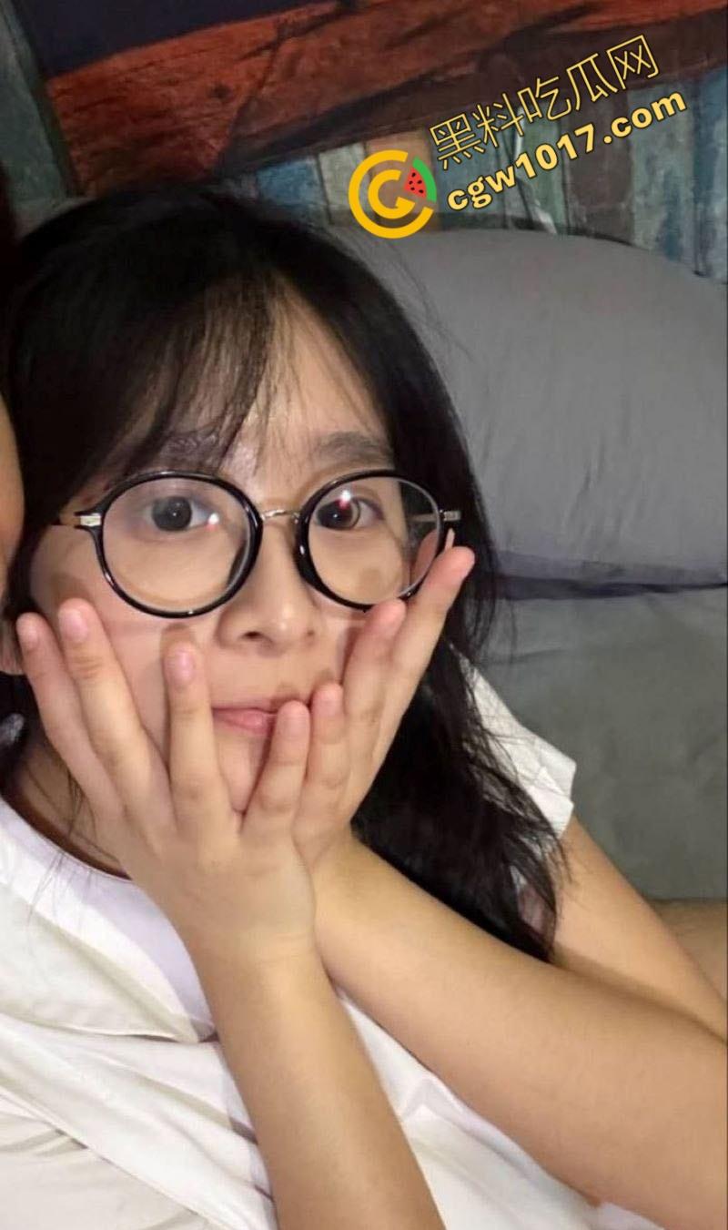 广西大学奇耻大辱！清纯校花【杨昕怡】激情性爱曝光：JK制服撩裙深喉互动，美乳晃荡挑逗连连！-2