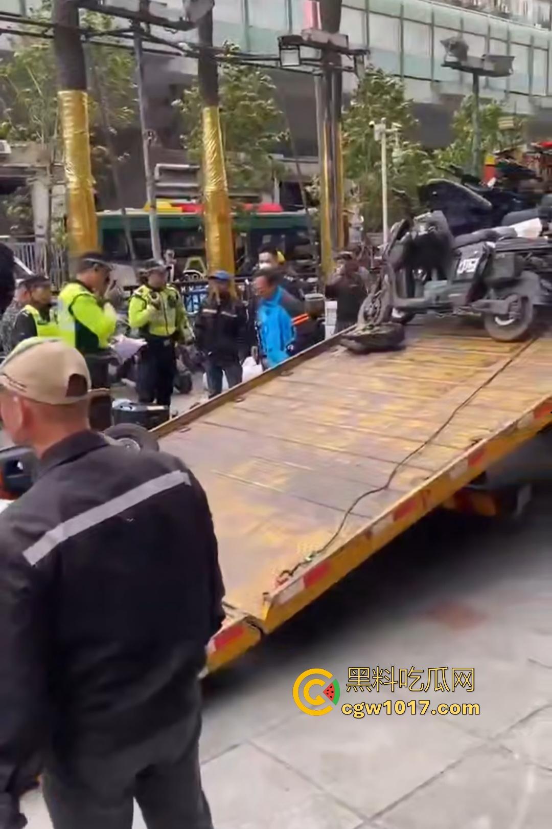 11月17日交警拖车引骑手强烈不满,外卖小哥怒砸电动车,多人拉扯互殴现场混乱,饿了么小哥直接吼警察!-3