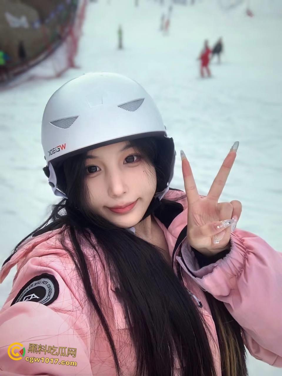 专约良家大神，今晚约炮甜美嫩妹，主动换上猫女郎情趣装，吊带黑丝高跟鞋，扶着美臀无套猛草高潮内射 ！-2