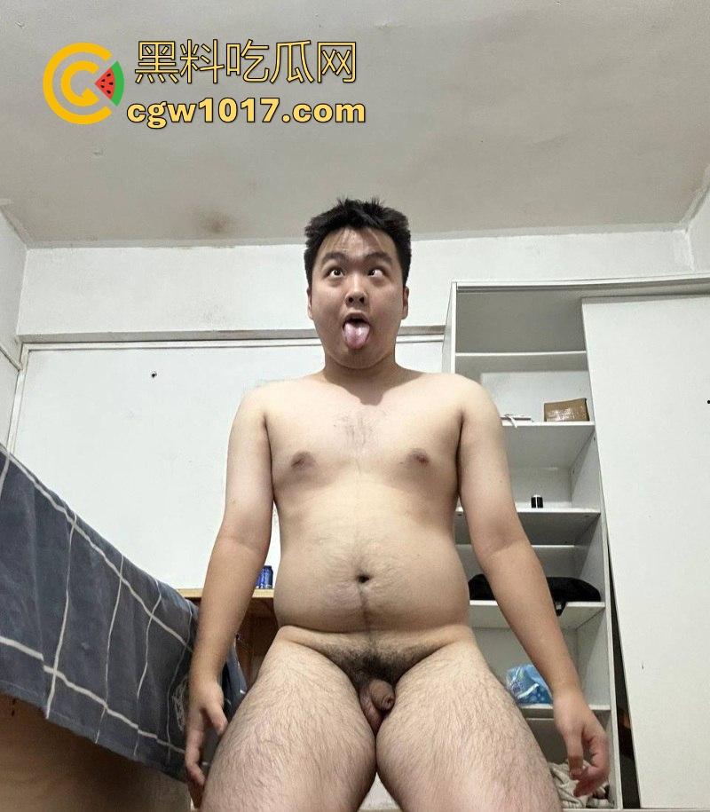 湖北大学知行学院屎王【邓俊帆】调教视频曝光！全身裸漏露茎，尿液浇头跪地吃屎，这下彻底出名了呀！-11