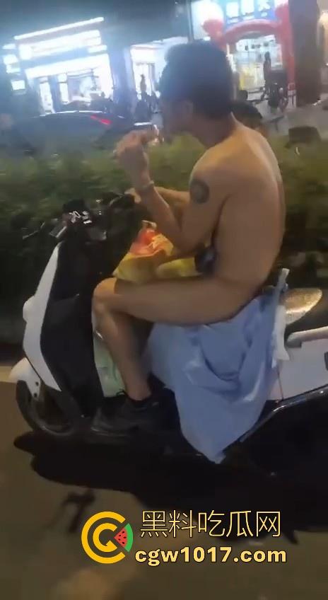 这难道又是主人的新任务吗?男子全身赤裸淡定开电瓶,横穿闹市区丝毫不慌,不是哥真这么猛啊!-4