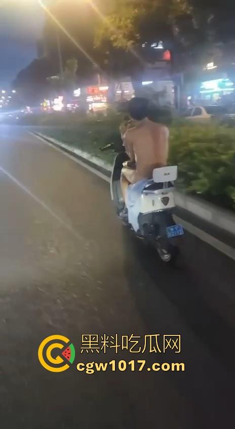 这难道又是主人的新任务吗?男子全身赤裸淡定开电瓶,横穿闹市区丝毫不慌,不是哥真这么猛啊!-5