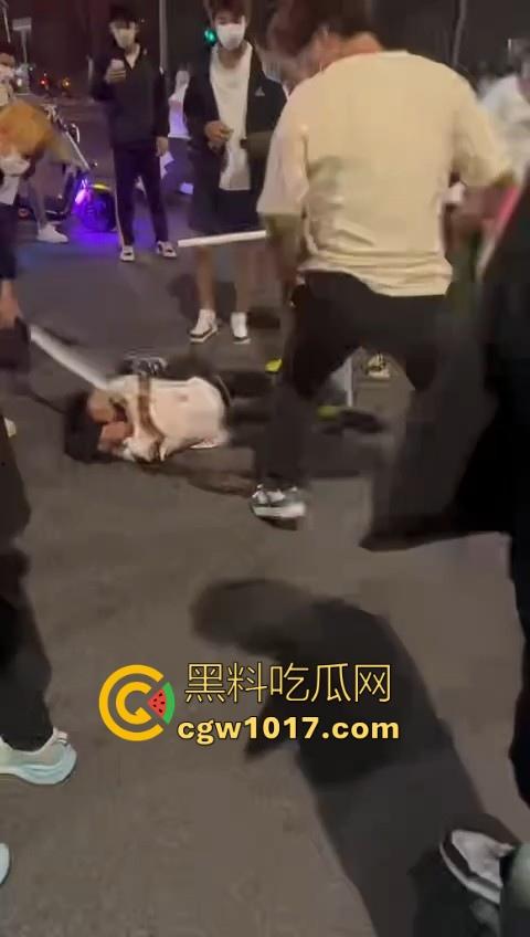 精神小伙街头围殴,骑着鬼火拿着铁棍上来抡,打得满身是学,年轻人打人真的没轻没重的!-2