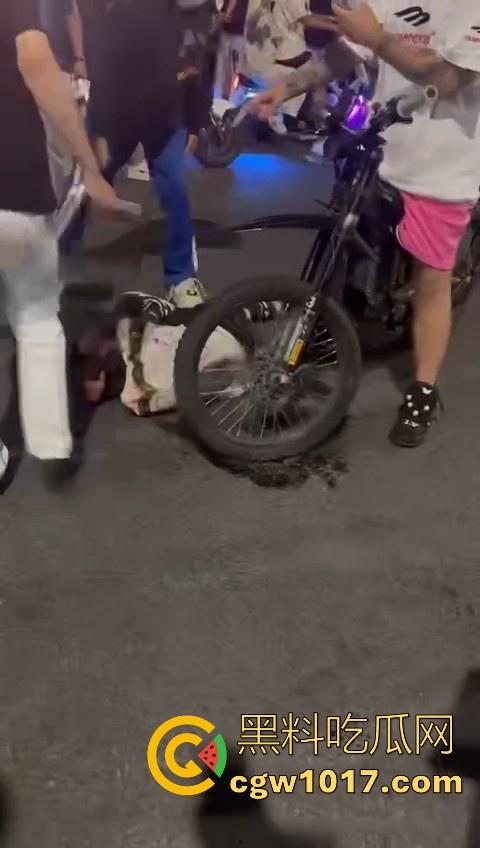 精神小伙街头围殴,骑着鬼火拿着铁棍上来抡,打得满身是学,年轻人打人真的没轻没重的!-6