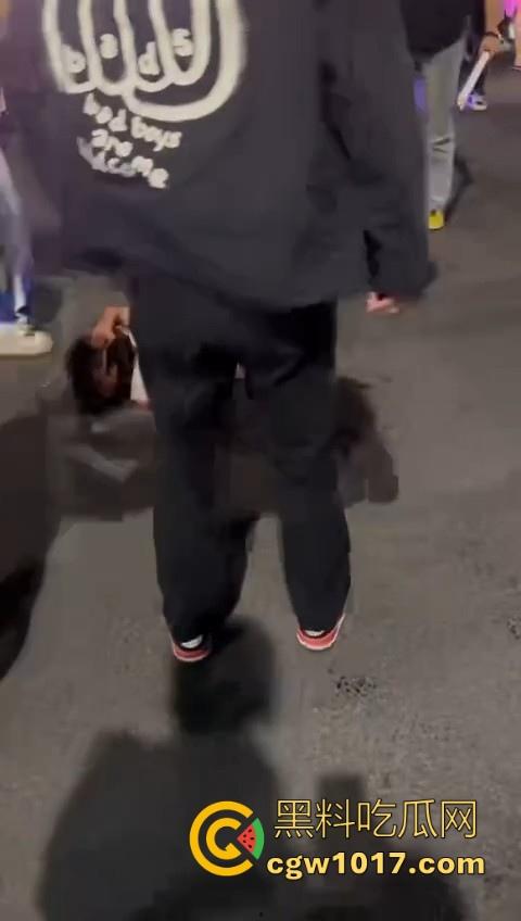 精神小伙街头围殴,骑着鬼火拿着铁棍上来抡,打得满身是学,年轻人打人真的没轻没重的!-4