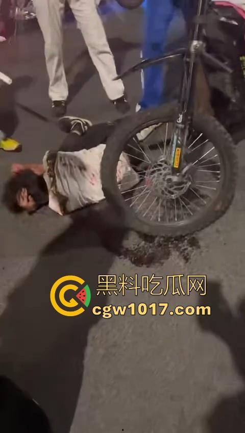 精神小伙街头围殴,骑着鬼火拿着铁棍上来抡,打得满身是学,年轻人打人真的没轻没重的!-7
