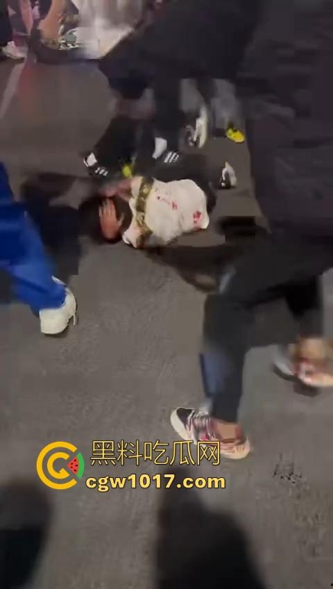 精神小伙街头围殴,骑着鬼火拿着铁棍上来抡,打得满身是学,年轻人打人真的没轻没重的!-5