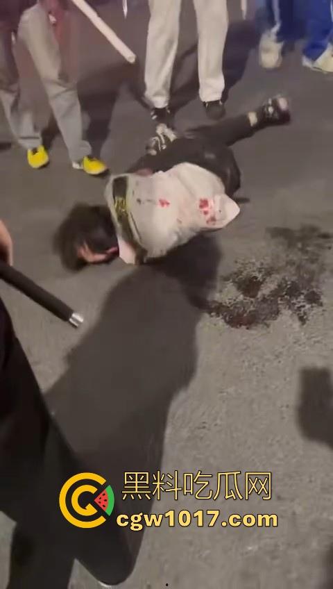 精神小伙街头围殴,骑着鬼火拿着铁棍上来抡,打得满身是学,年轻人打人真的没轻没重的!-8