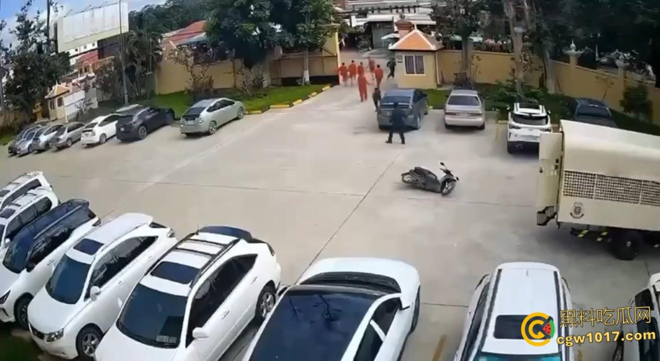 柬埔寨劫法场，黑衣大嫂一人一枪为爱冲锋，递枪救走6名同伴，现在每个大哥心中都有一个越南大嫂梦 ！-2