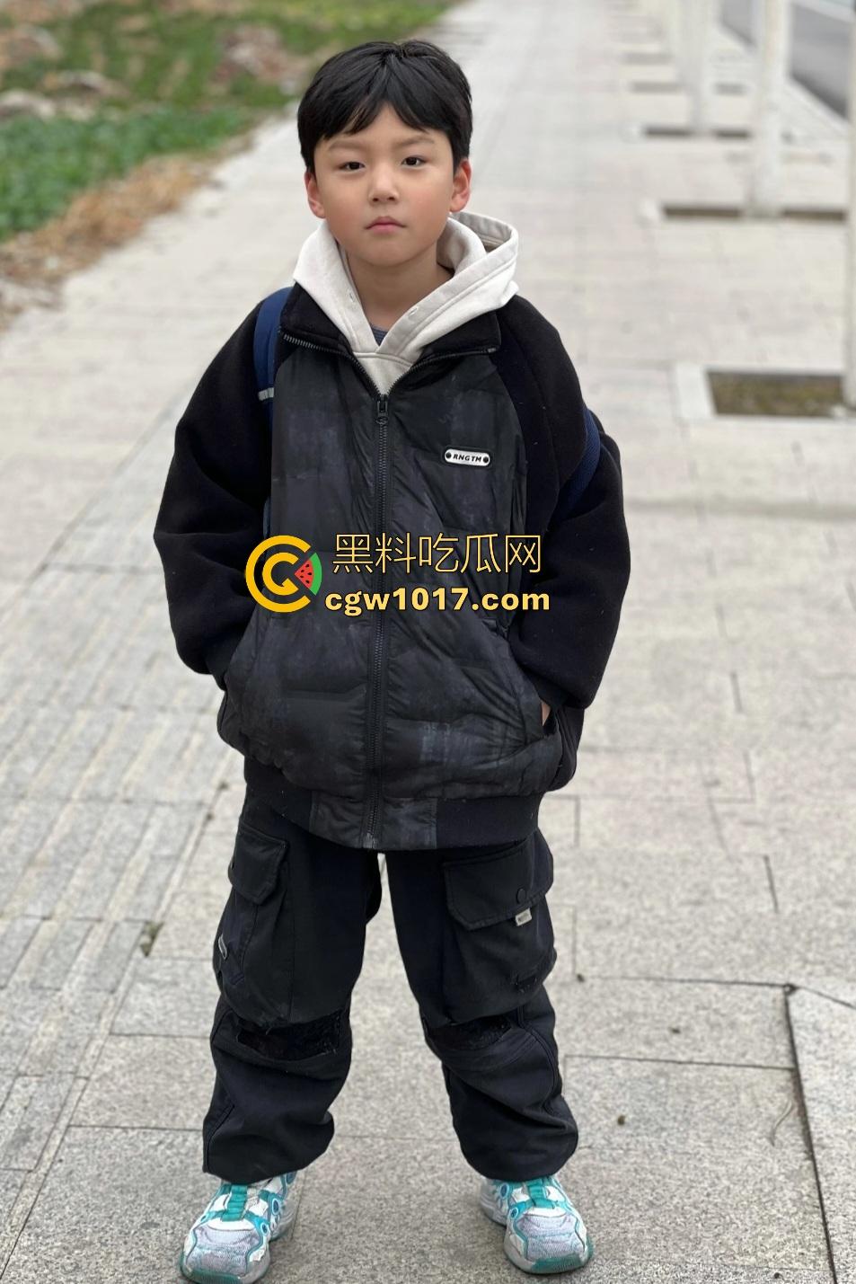 小儿子被妈妈强迫亲脚,隔肉丝亲B搞得老妈还淫叫,被脚压着头去舔还嫌弃,小伙子我劝你别不识好歹?-2