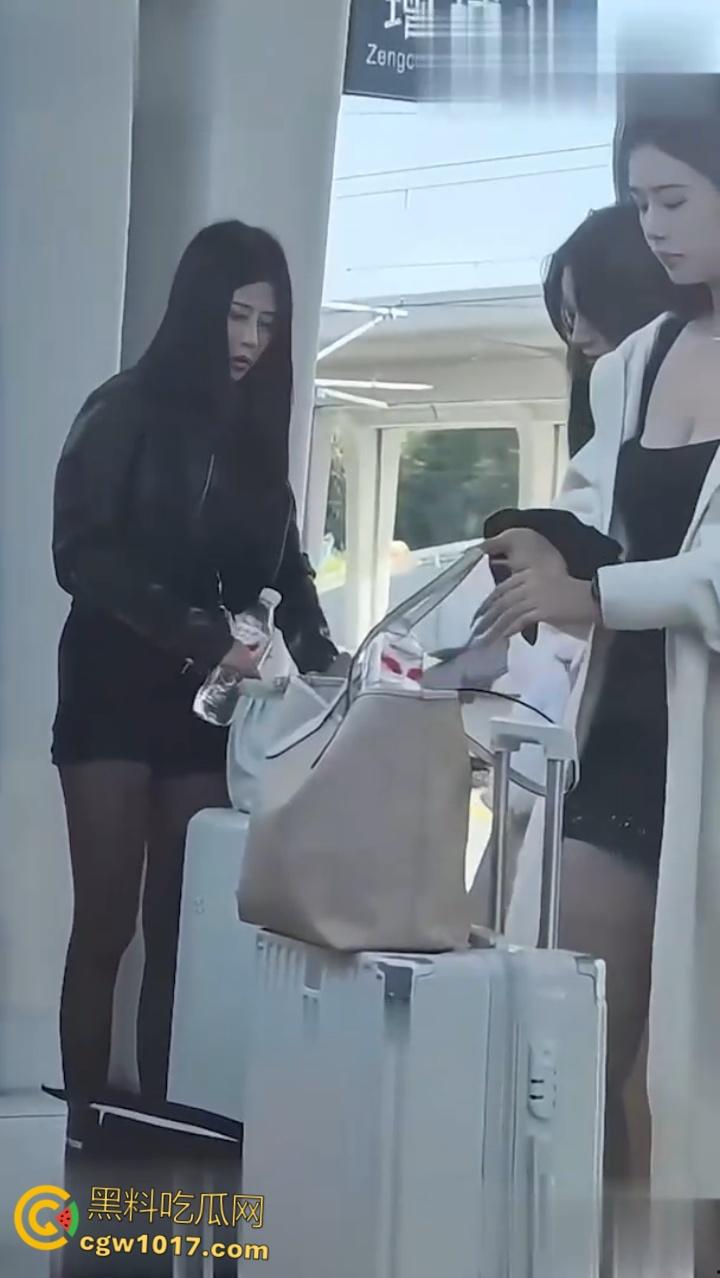 高铁偶遇全国可飞咯咯哒,群友死皮赖脸加微信被冷脸拒绝,果然高端鸡是看不上穷屌丝的 !-3