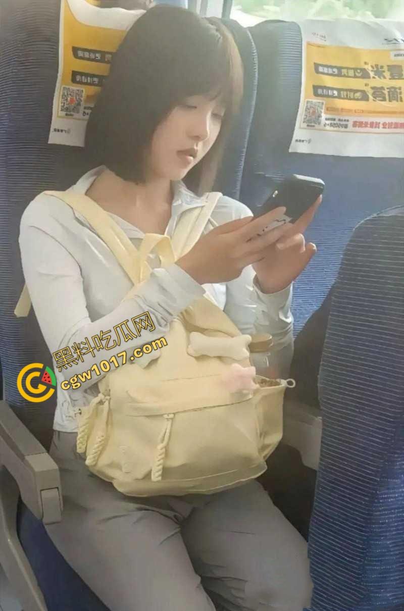 全网爆火高铁短发美少女曝猛料:靠卖片敛财,户外放尿摄人,曲线玲珑身材火辣,吸引无数网友疯狂交流!-3