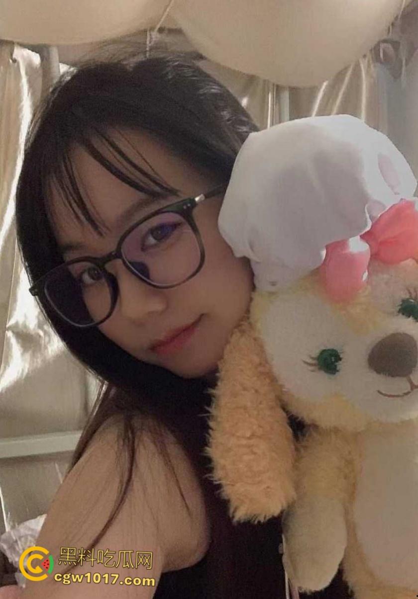 江苏盐城刚毕业幼师【明羽佳】,实习下班主动开房约男友做爱,足交对白超有意思,穿着粉色JK口交被颜射一脸 !-5