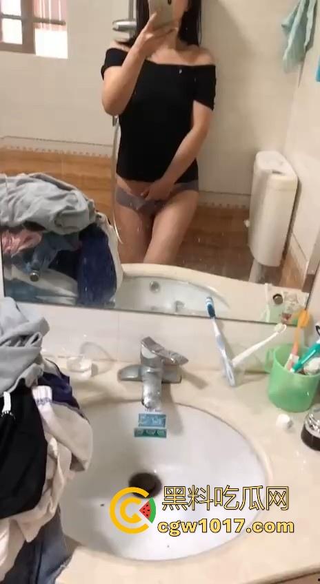 骚逼人妻拿老公小号在群里分享吃鸡吧日常，纯纯骚到入骨，每天最期待的就是大屌，叫声都淫荡过人真的受不了！-8