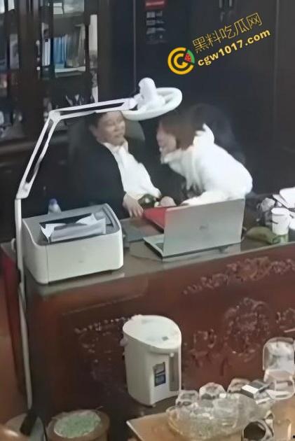 越南宁平海后校领导办公室淫乱大揭秘:校长与众美女狂野博弈!性爱视频曝光,校园内春光无限,道德沦丧!-4