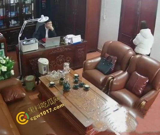 越南宁平海后校领导办公室淫乱大揭秘:校长与众美女狂野博弈!性爱视频曝光,校园内春光无限,道德沦丧!-7