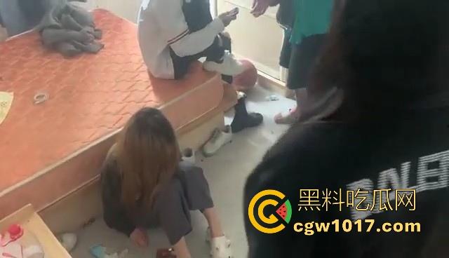 广西精神小妹霸凌现场,召集黄毛男友上门围殴殴打不听话小妹,男女混打女的打累男的上,下手真狠啊!-7