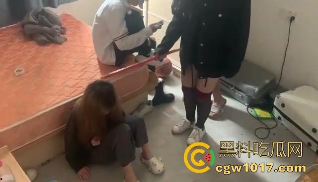 广西精神小妹霸凌现场,召集黄毛男友上门围殴殴打不听话小妹,男女混打女的打累男的上,下手真狠啊!-8