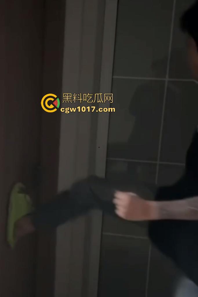 精神小伙睡兄弟对象抓奸现场挨打!偷情女友竟还用剪刀威胁男友,兄弟们气不过直接打小三嘴角出血!-2