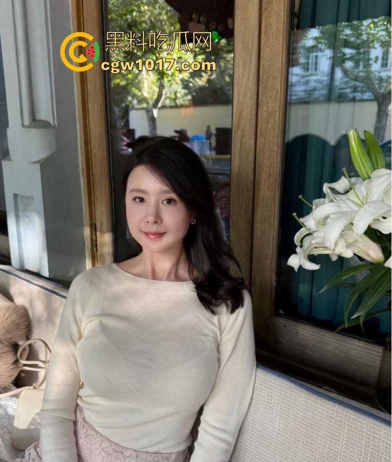 跟嫂子的刺激性爱!嫂子边跟网聊网友聊天边被操,强忍着大鸡巴的捅入,激动的高潮喷了两次,网友也听到撸射!-2