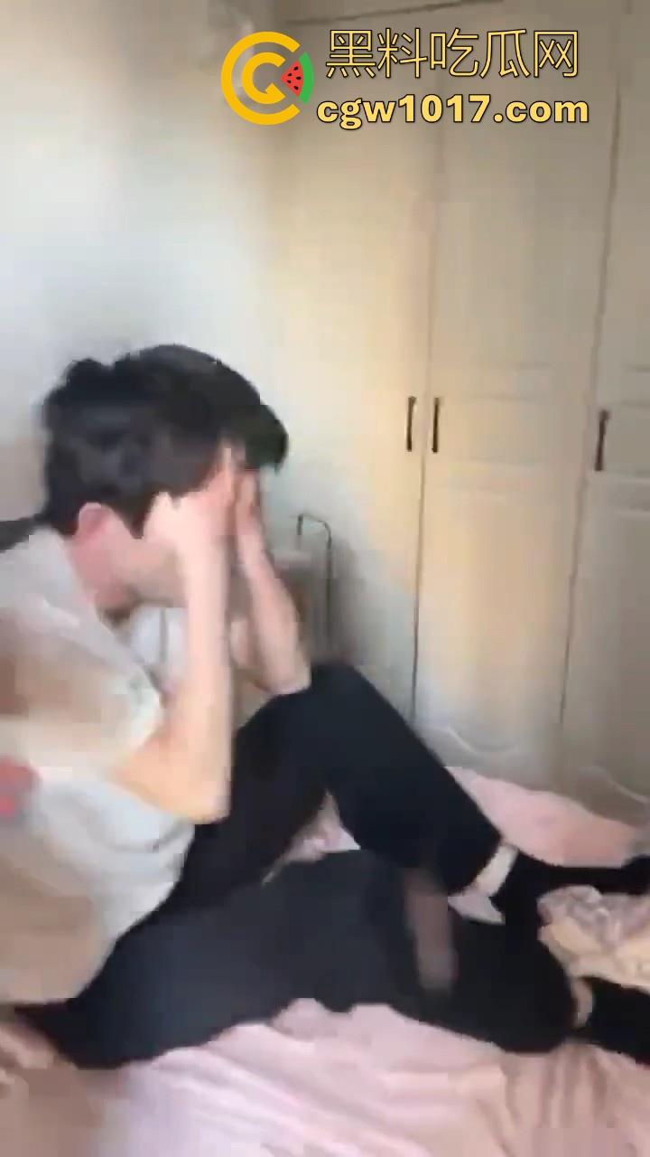 精神小伙上门捉奸!正准备脱裤子开操就遭正牌男友当场捉个正着,拳打脚踢还用菜刀架脖子上!逼没操到被打了一顿!-3