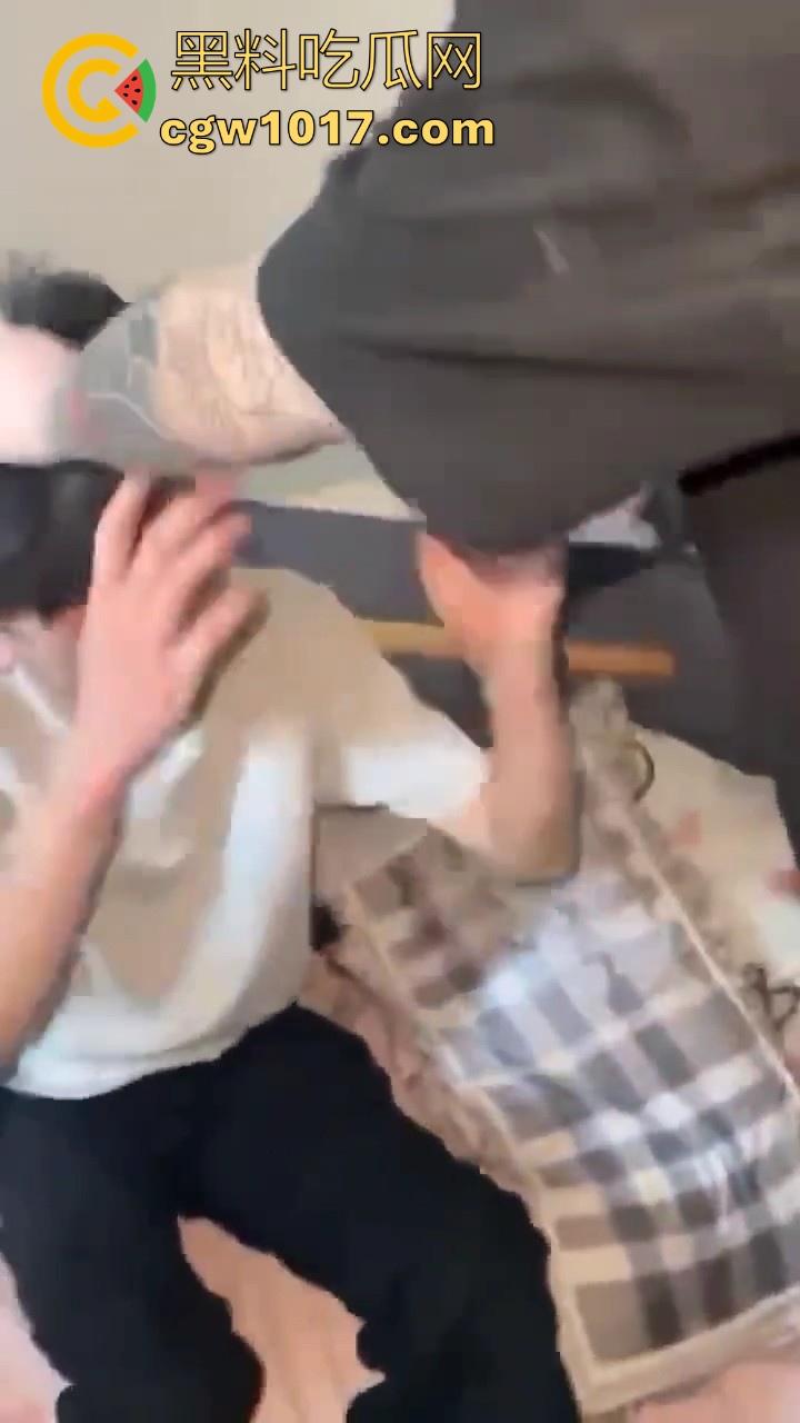 精神小伙上门捉奸!正准备脱裤子开操就遭正牌男友当场捉个正着,拳打脚踢还用菜刀架脖子上!逼没操到被打了一顿!-4